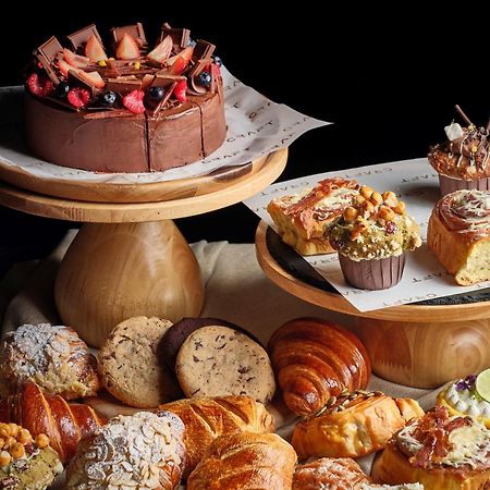 Hotel Kimpton Maa-Lai Bangkok By Ihg Exterior foto A selection of pastries