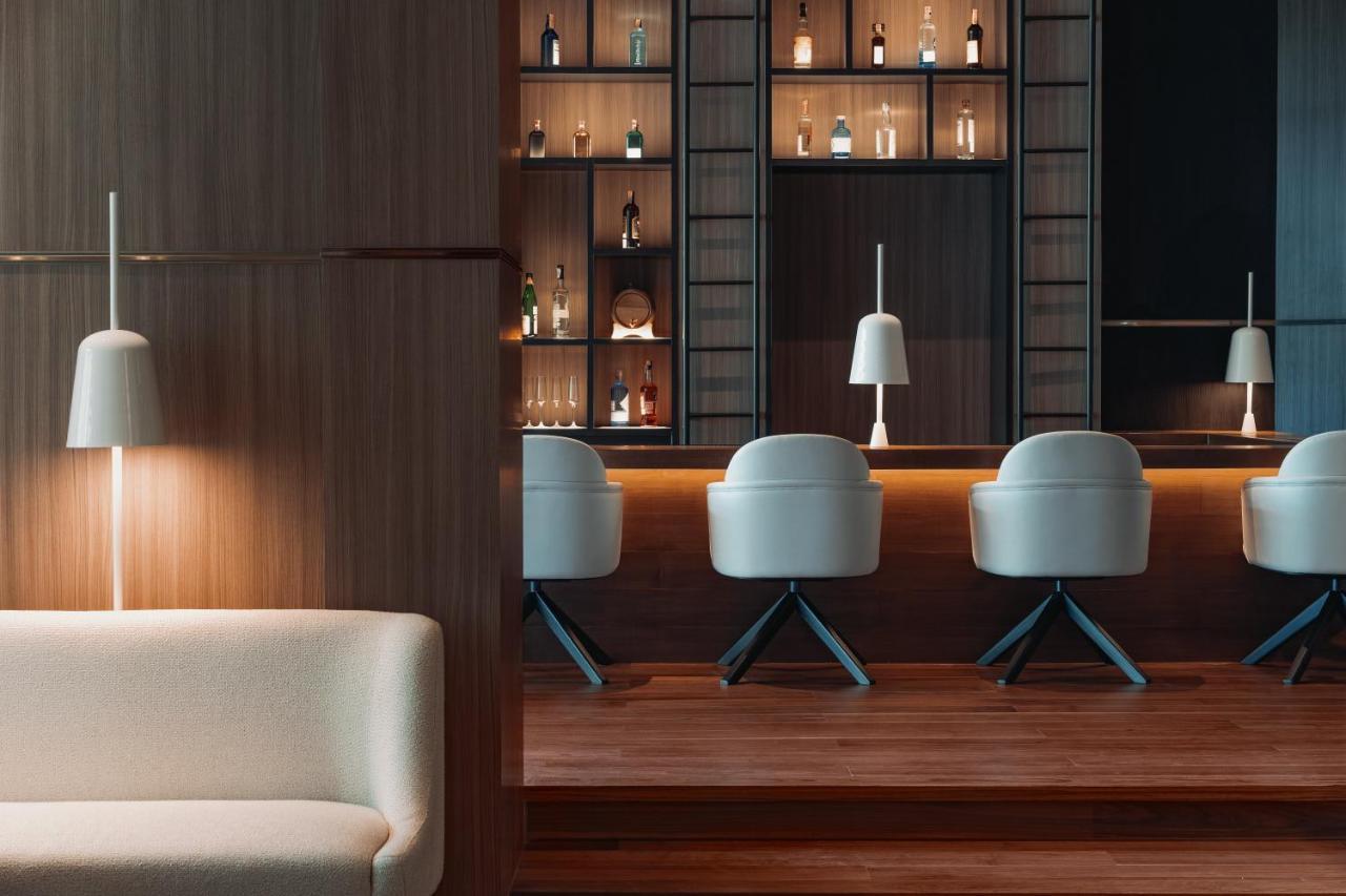 Hotel Kimpton Maa-Lai Bangkok By Ihg Exterior foto The bar at the hotel