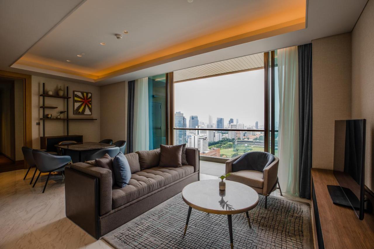 Hotel Kimpton Maa-Lai Bangkok By Ihg Exterior foto Living room of a suite at the hotel