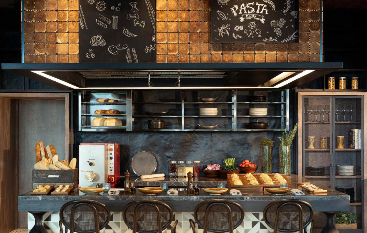 Hotel Kimpton Maa-Lai Bangkok By Ihg Exterior foto The open kitchen at the restaurant