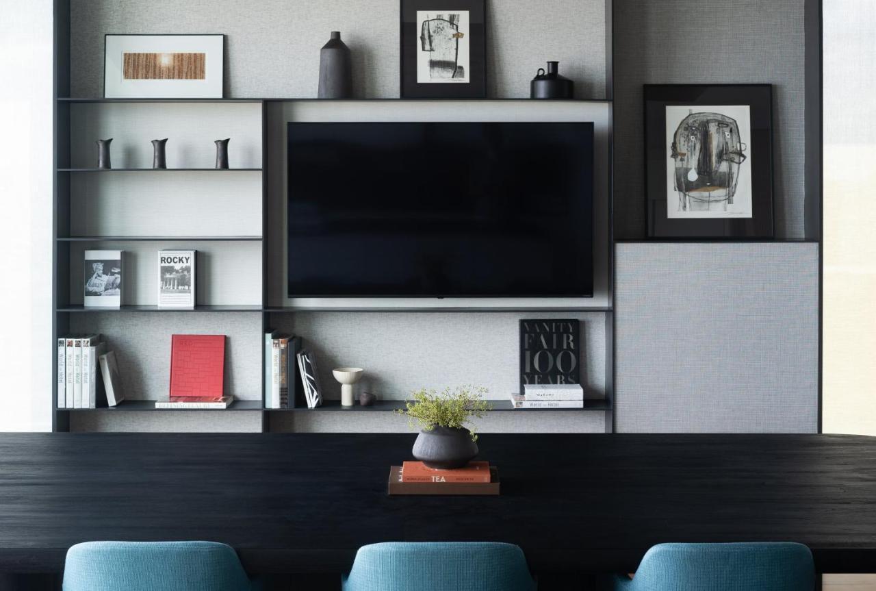 Hotel Kimpton Maa-Lai Bangkok By Ihg Exterior foto A television set in a living room