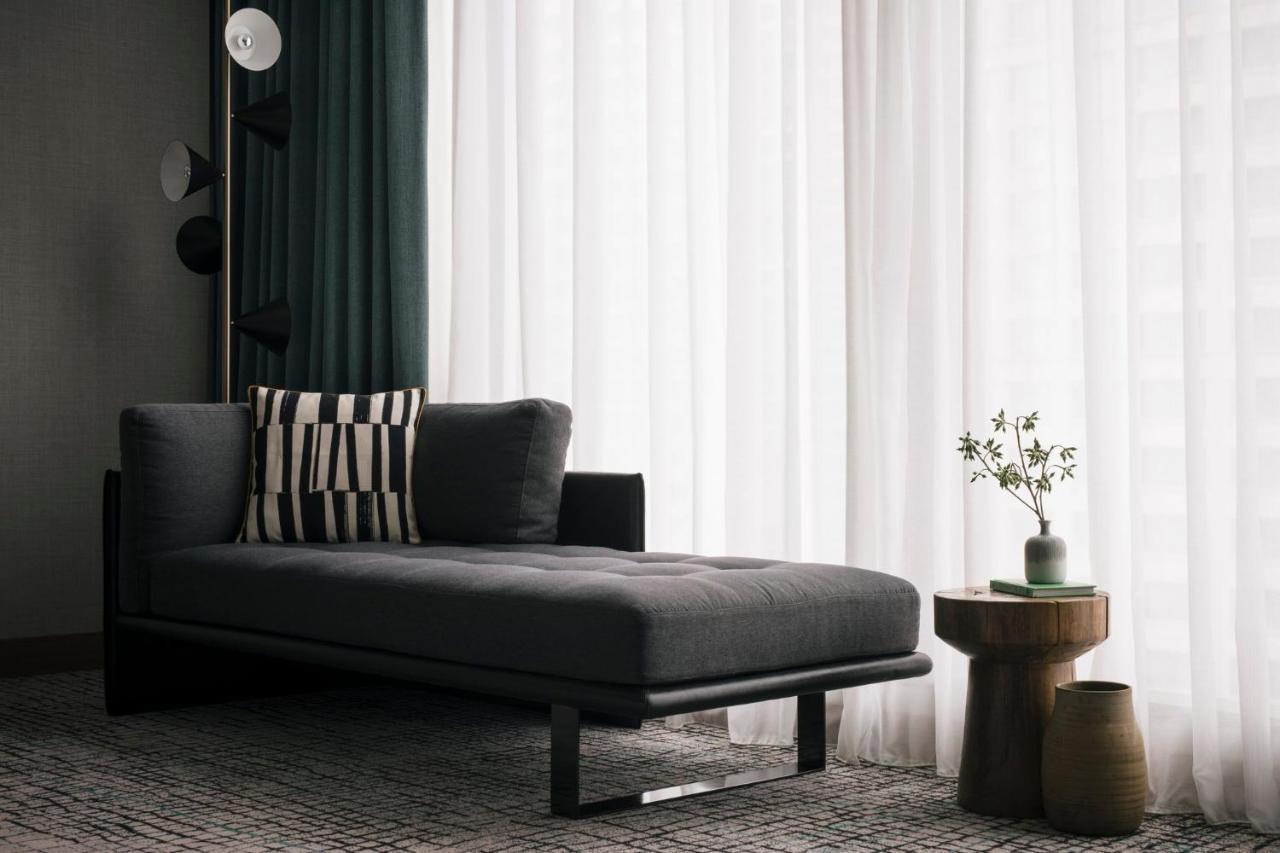 Hotel Kimpton Maa-Lai Bangkok By Ihg Exterior foto A modern chaise longue